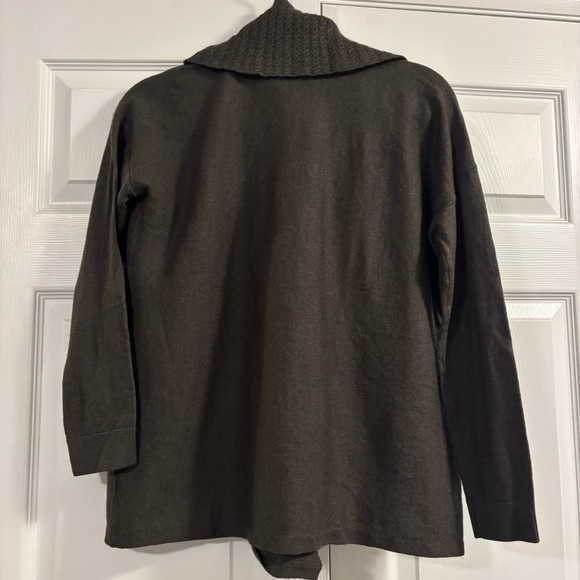 Elegant Ellen Tracy Deep Green Wool Ribbed Cowl Neck Sweater with Buckle Details - Picture 6 of 9